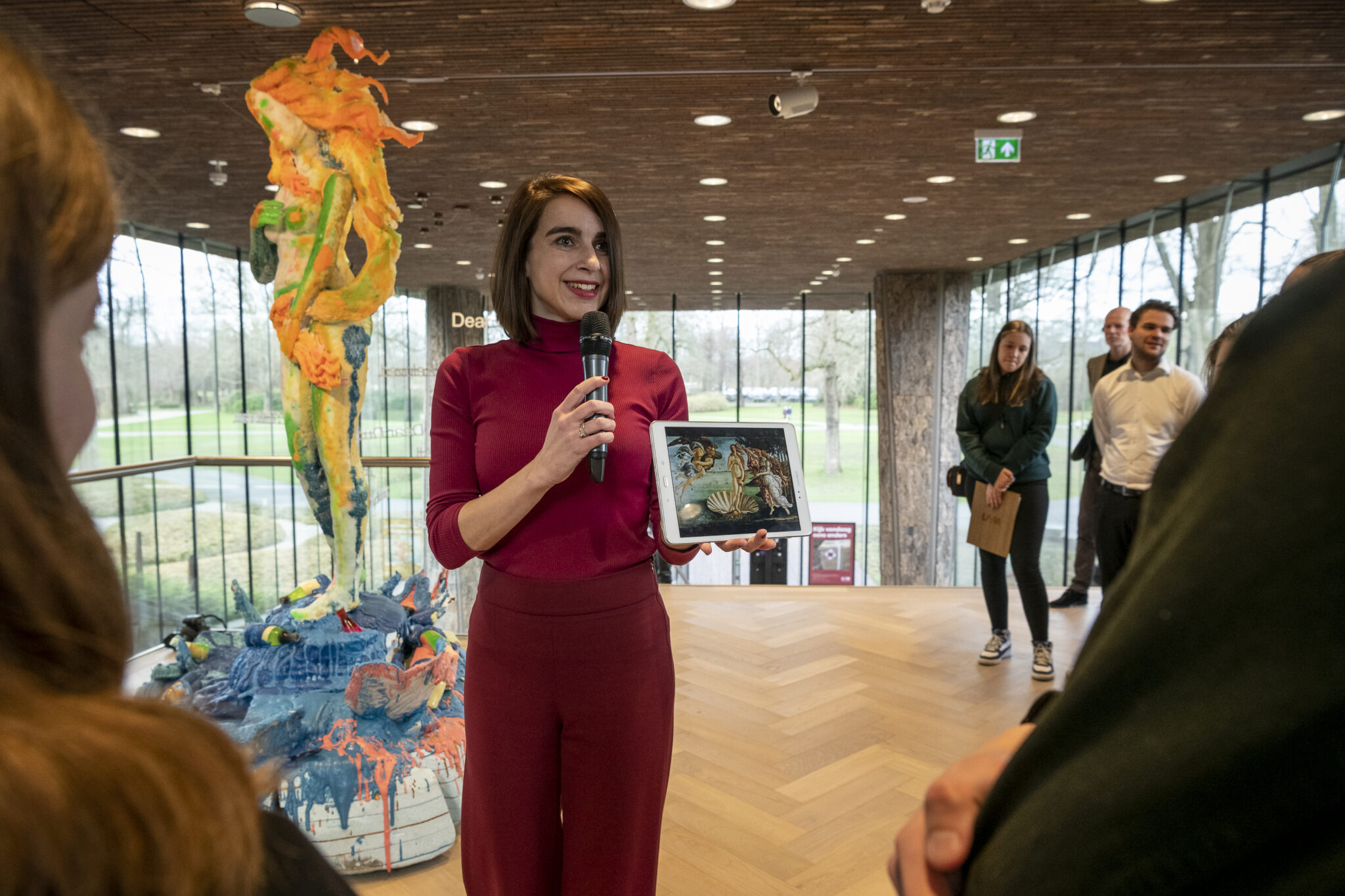 Eveline van Rijswijk en bezoekers onthullen nieuwste kunstwerk Folkert de  Jong - LAM museum